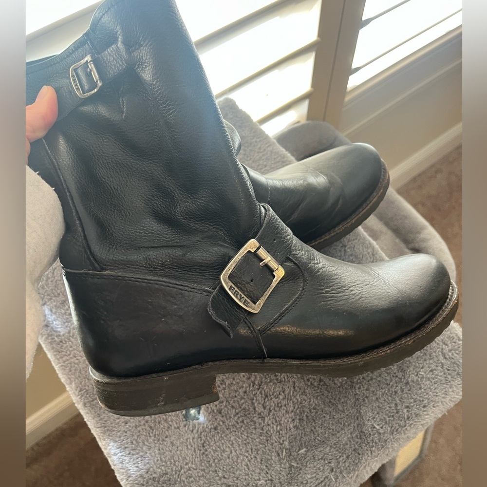 Frye Veronica short size 9 well loved black boot